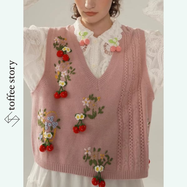 2color】苺と花咲く夢の編み物ベスト 《Y0380》 | toffee story