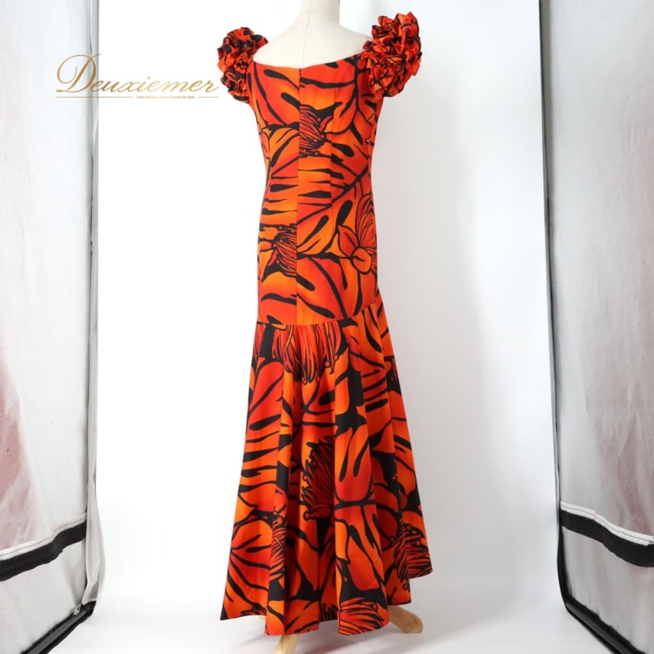 フラダンス 衣装 ワンピース ドレス オレンジ系 CCファッション ハワイ製 CC Fashions モンステラ柄 ハワイアンプリント オレンジ 橙 黒 アロハ フラ ダンス レッスン 練習 フリル袖 フレア 華やか 鮮やか おしゃれ ダンス衣装 ハワイアンダンス レディース ブラック系 イエロー系 フラワンピース フラドレス ハワイアン オフショルダー風 ないしょ風 フリル フレアスカート プリントワンピ 柄ワンピ モンステラリーフ 亜熱帯柄 アニマル柄 トラ柄 トラモチーフ カラフル 派手 可愛い