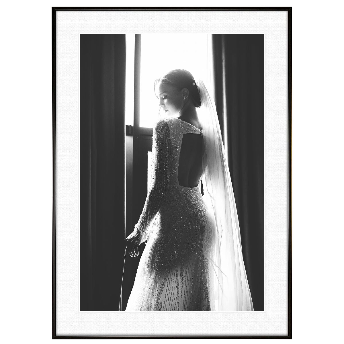 人物写真 窓辺に立つウェディングドレスを着た女性 インテリアアート モノクロポスター額装 AS3074