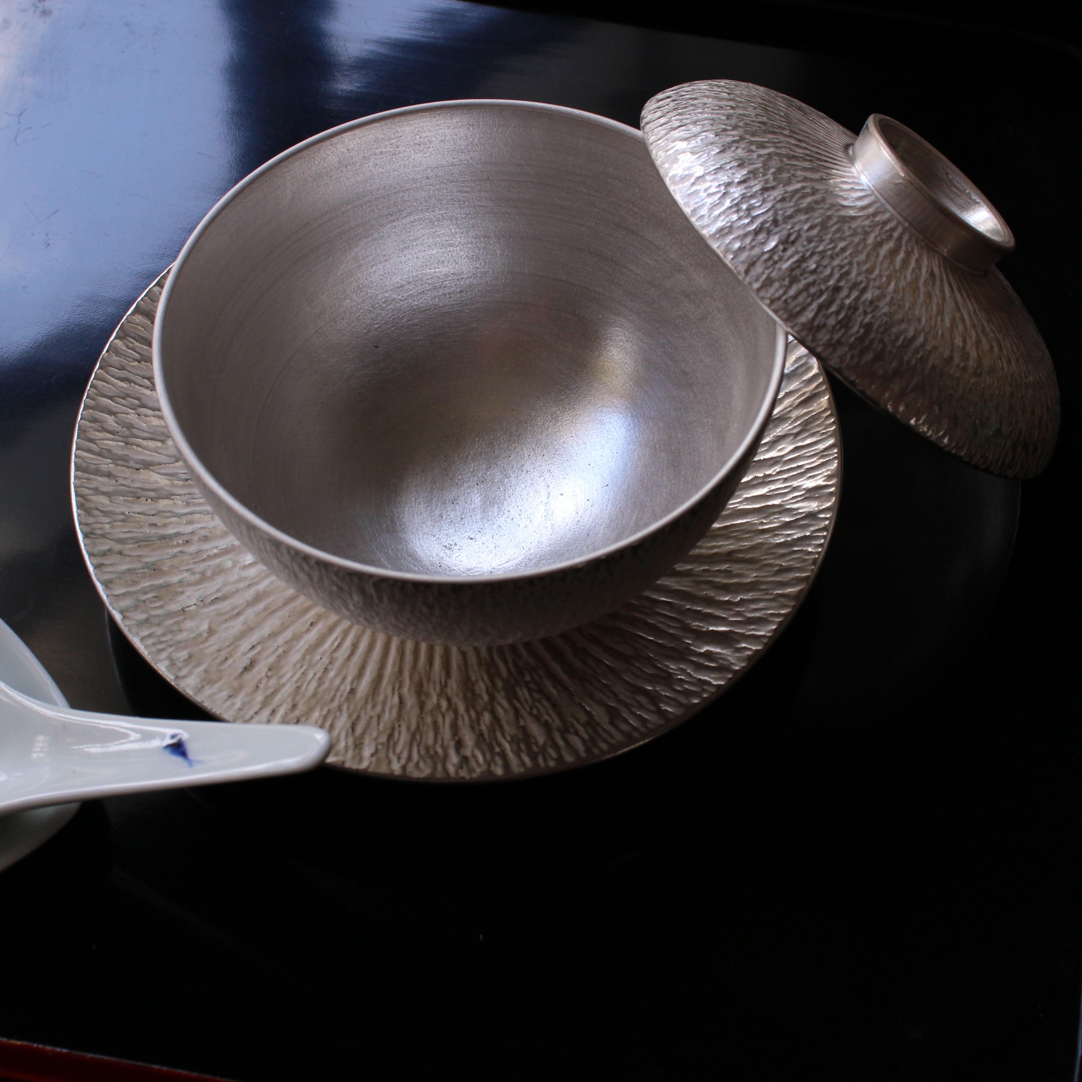 李荘窯 銀彩飛びカンナ古伊万里碗（台皿付） | 芦屋貴兆陶家 online shop