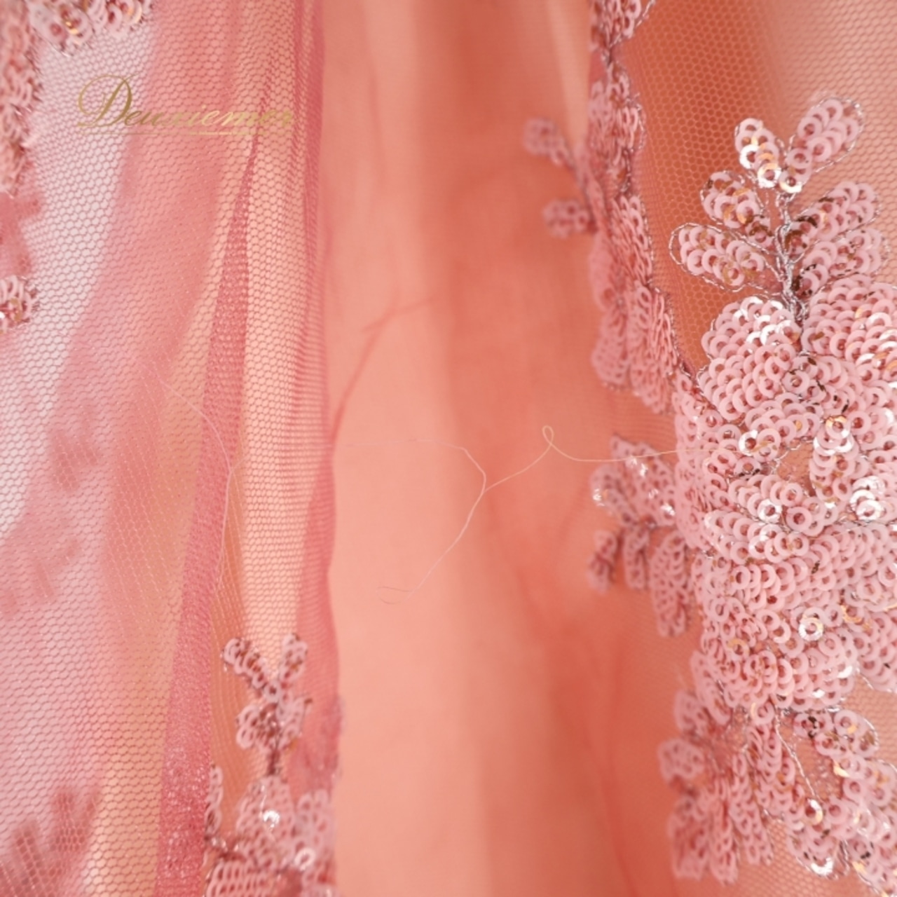 ベリーダンス オリエンタル 衣装 上下セット ピンク系 トップス スカート ラインストーン ビーズ 淡い かわいい スリット 豪華 装飾 ダンス衣装 ステージ イベント キラキラ 華やか 目立つ シルバー系