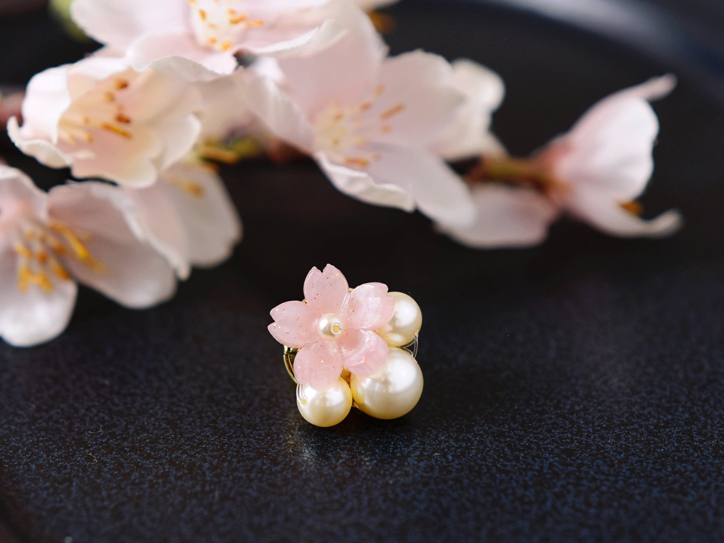 春限定【ピンブローチ/ピンバッチ】薄ピンクの桜とパール/男性にも(春爛漫)