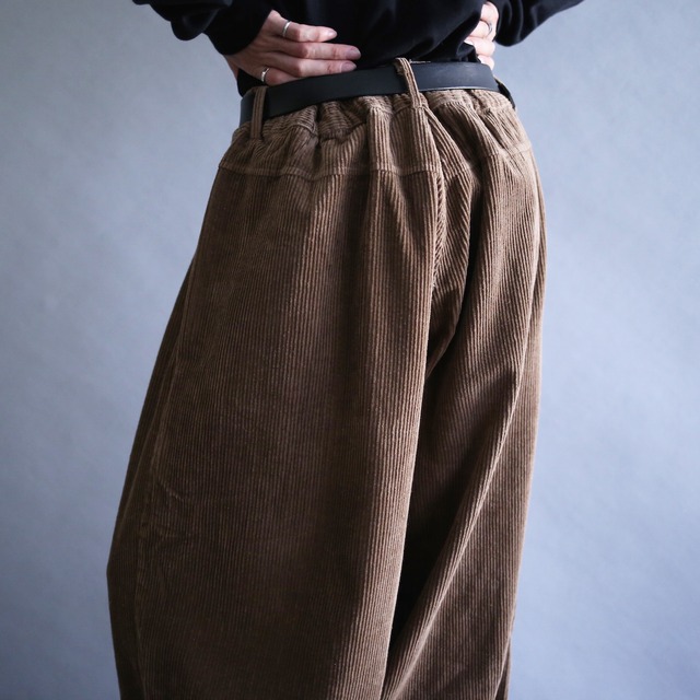 2-tuck balloon silhouette brown wide corduroy pants