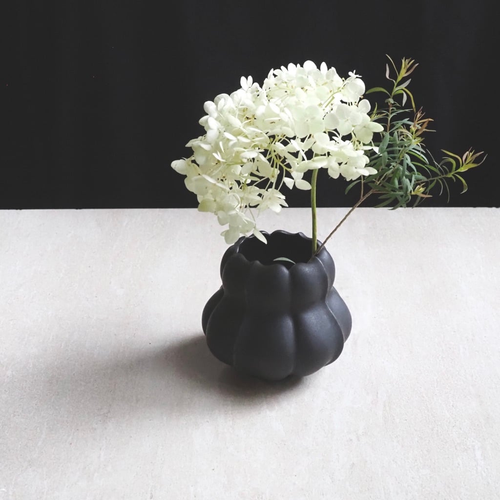 東 一仁/花器 黒綾花 4枚花