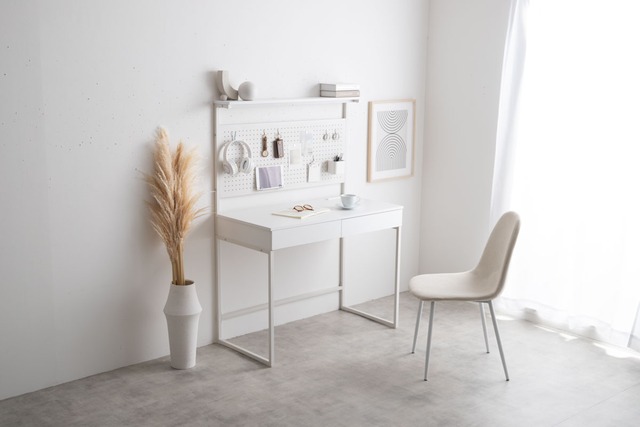 自分好みにアレンジ自在！有孔ボード・引き出し付きデスク