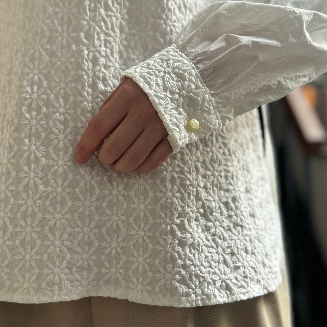 l'atelier du savon - お花のふっくら生地刺繍ブラウス | clever l'atelier du savon - お花のふっくら生地刺繍ブラウス | clever