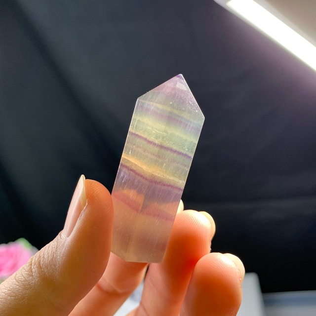 p124 変わった色合いフローライトポイント