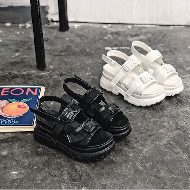全2色 ブラック/ホワイト レディース スポーツサンダル プラットフォーム 厚底 バックル ボリューミー スポーティ