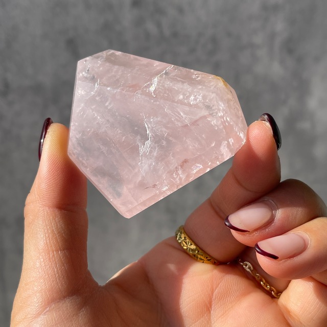 ブラジル・バイーア州産 ローズクォーツ ポリッシュ｜結晶の塊感が残る一点もの