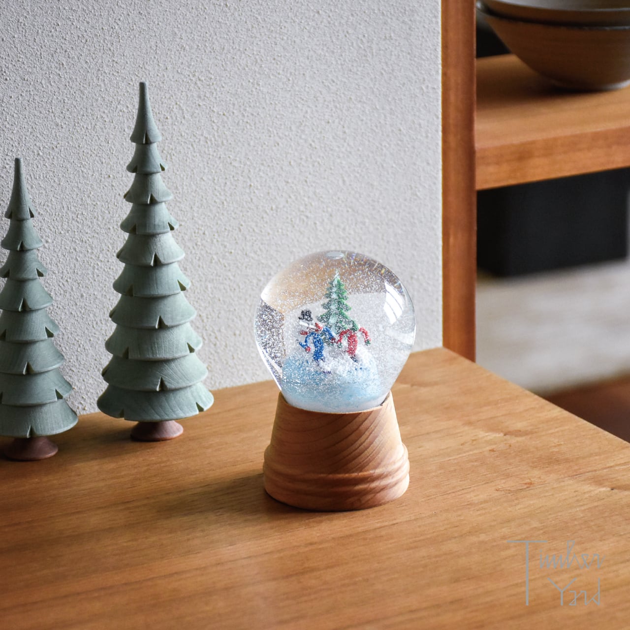 ONLINE限定】スノードーム / スキーヤーと雪だるま / 木製台座 / Φ8cm