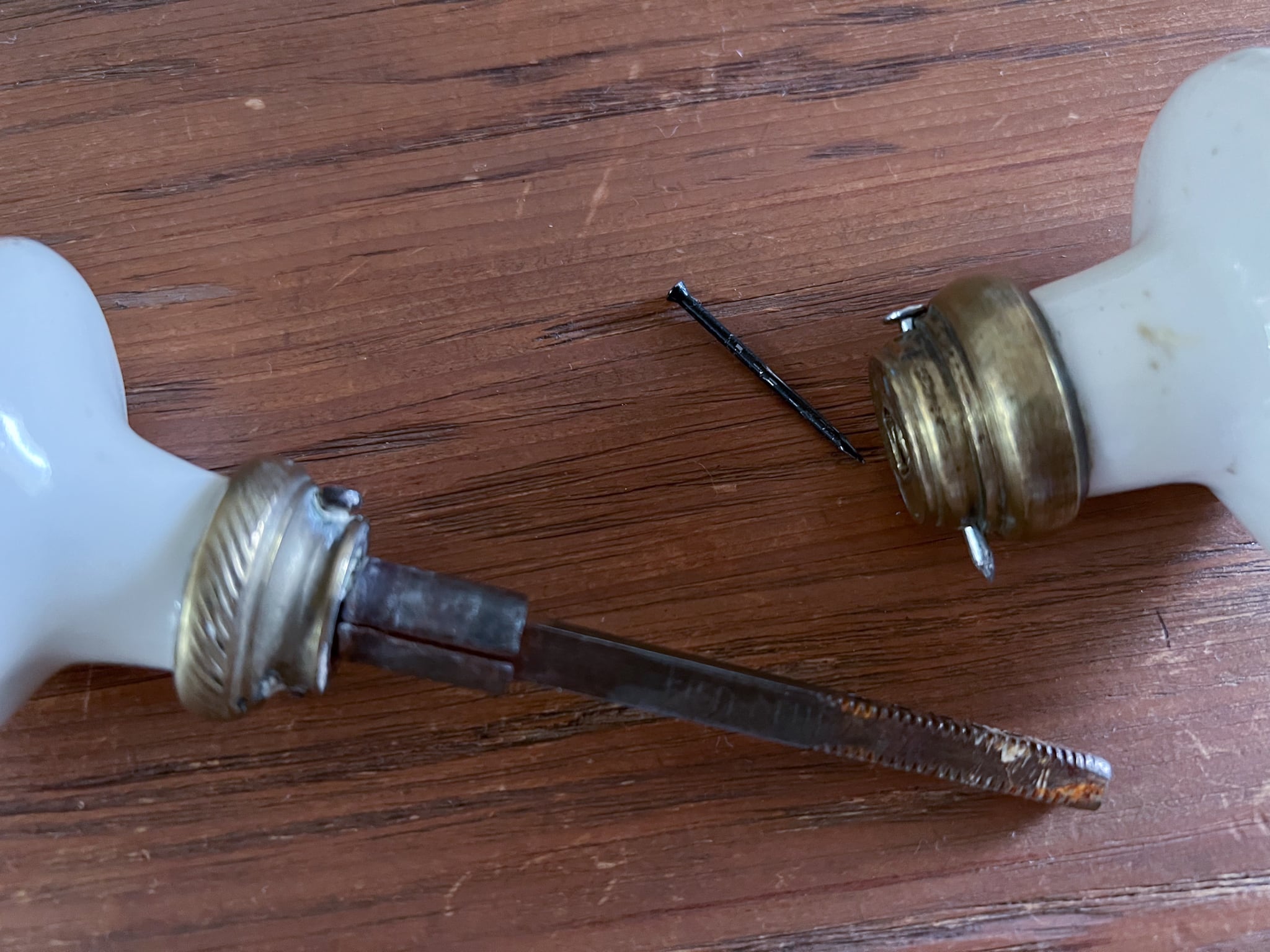 白の陶器製の楕円型ドアノブパーツ フレンチアンティーク