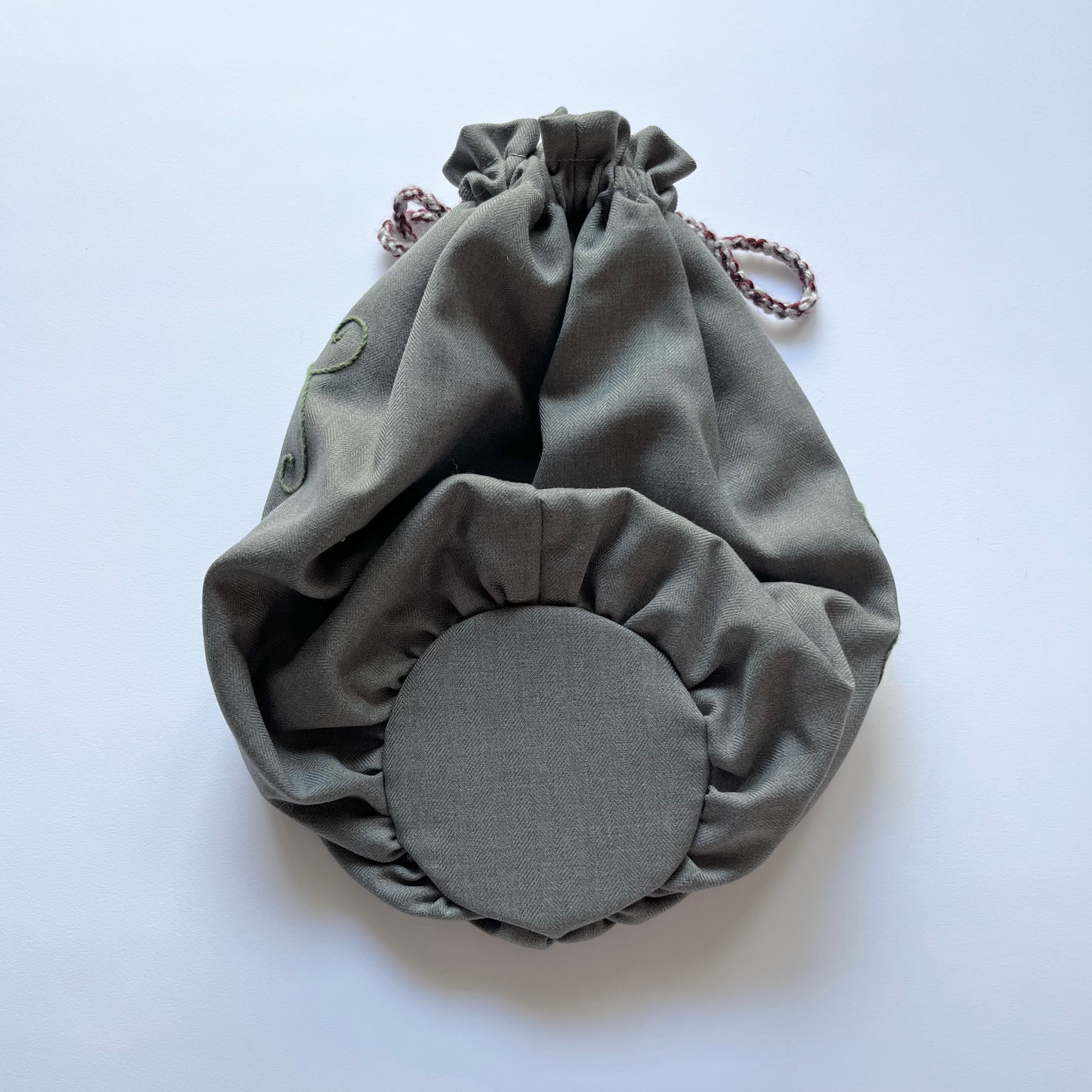 エストニアの伝統刺繍巾着バッグ(ヴィルマー刺繍?)