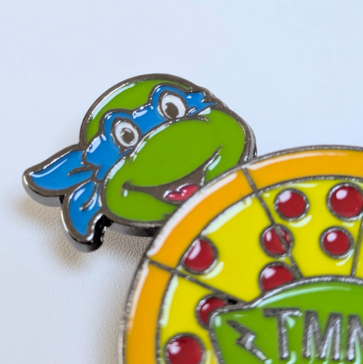 ♧送料無料！ ★PINS / ピンズ★【 Teenage Mutant Ninja Turtles ( ティーンエイジ ミュータント ニンジャ タートルズ )】くるくる回るSPECIAL BIGピンズ〚アメリカン雑貨 アメトイ〛