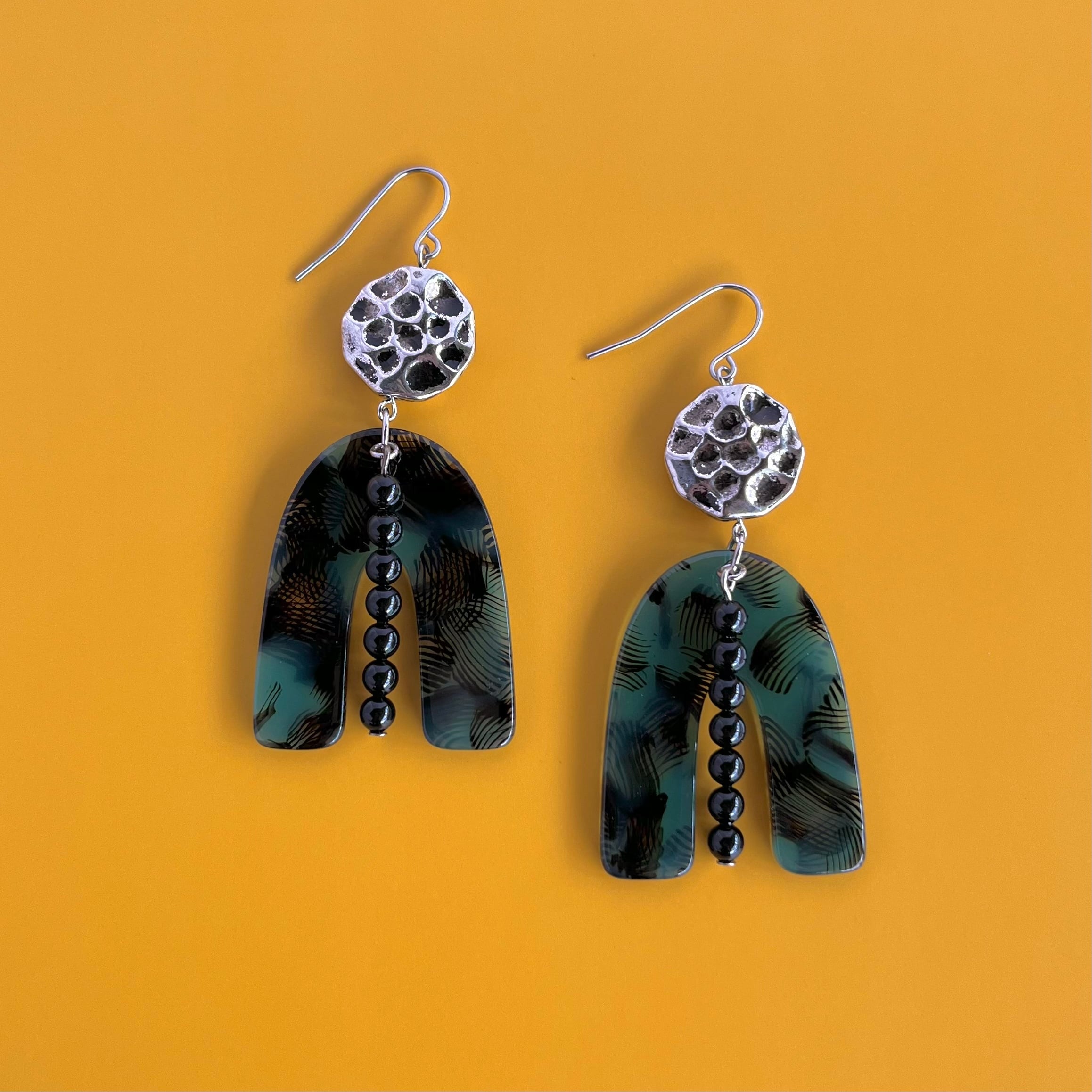 変形アクリル&ビーズスティック（緑）ピアス・イヤリング | Yucca.