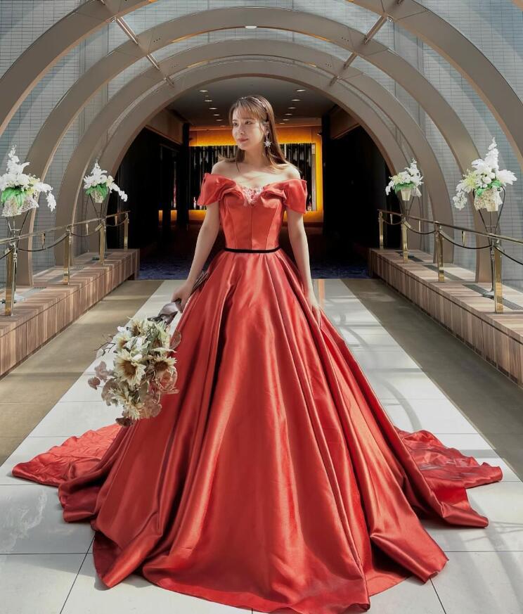 カラードレス オレンジ オフショルダー 光沢サテン エレガント 結婚式  