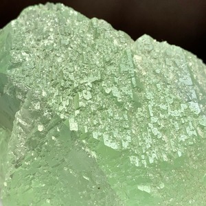 1.グリーンフローライト原石クラスターに住み着いているピンクオパールうさぎ