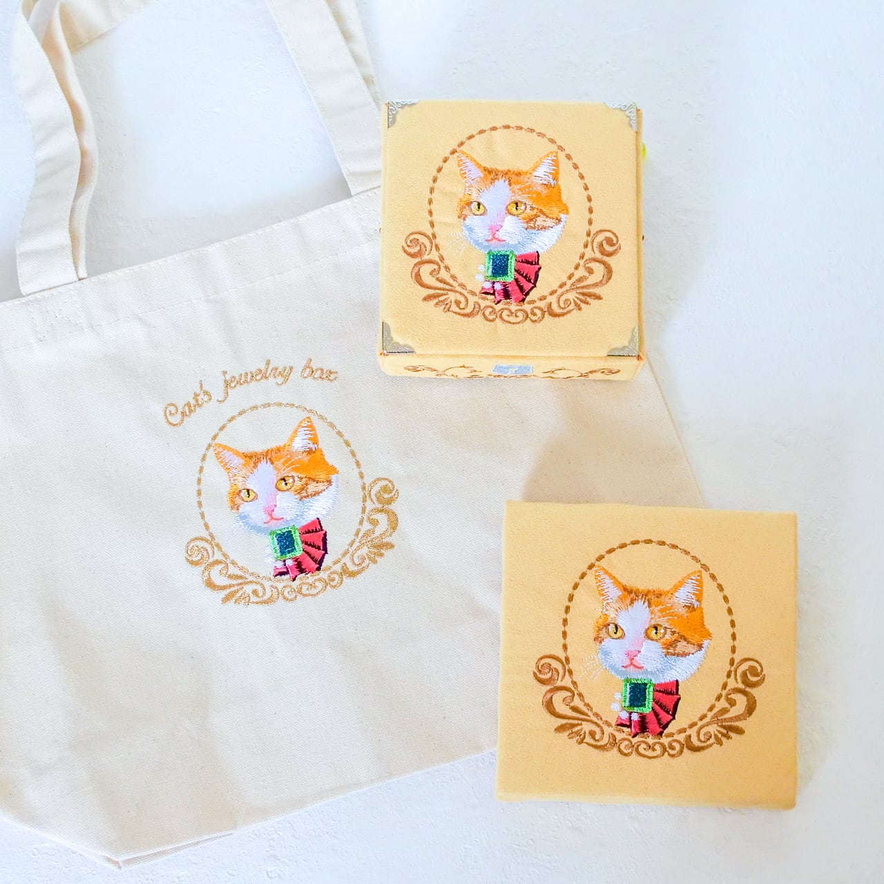 茶白猫とエメラルドの刺繍入りトートバッグ | コイトネコ