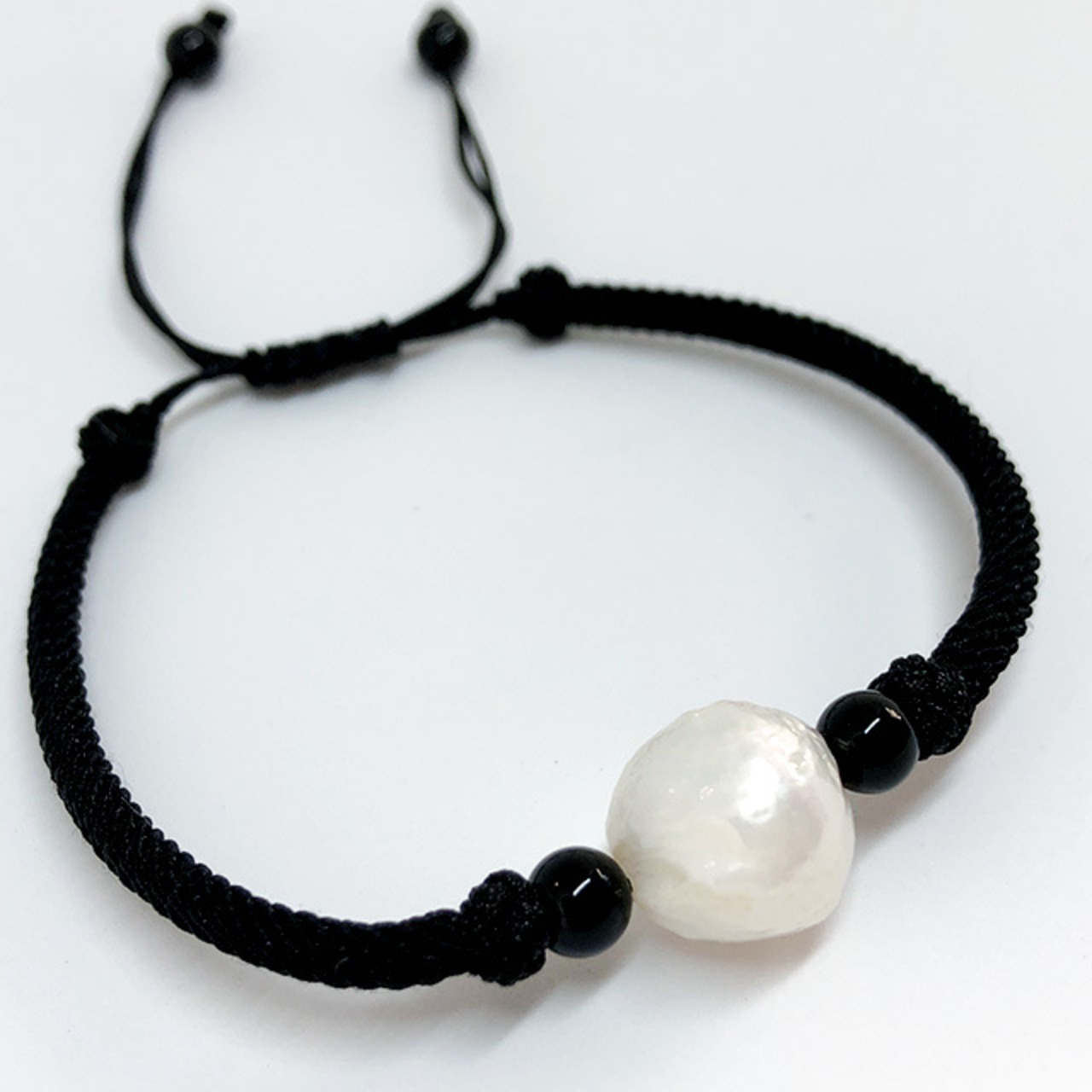 シルク紐でクールな印象を！ 一粒淡水パール シルク紐 ブレスレット(黒) MNBP10ZBLACK