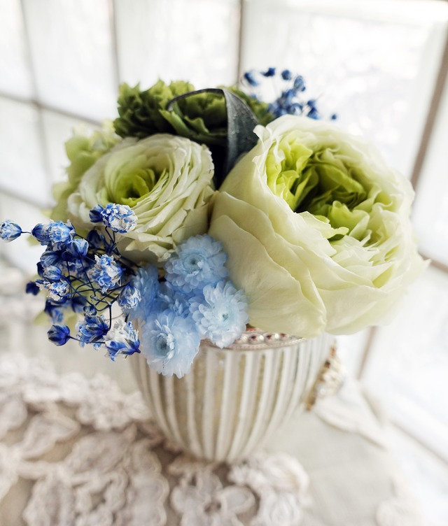 プリザーブドフラワーの小さなフラワーアレンジ ビーズベース ミントグリーン Decofleur Blees プリザーブドフラワーの小さなフラワーアレンジ ビーズベース ミントグリーン Decofleur Blees