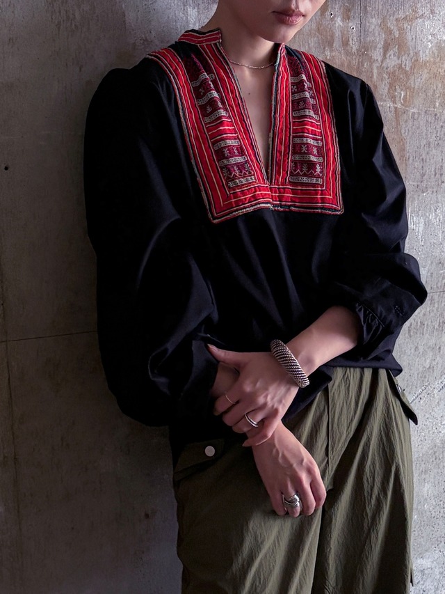 tay Original【BLACK and RE-SEW】／Vintage Yao(Dao) embroidery blouse