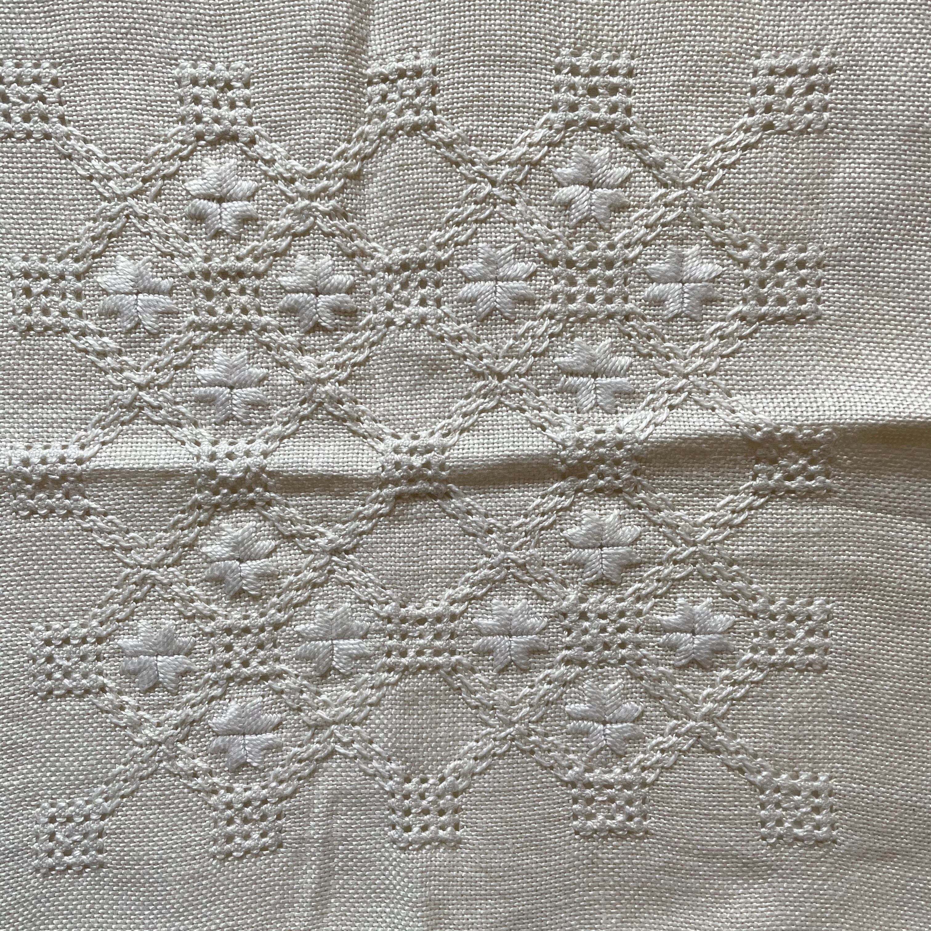 白い刺繍布