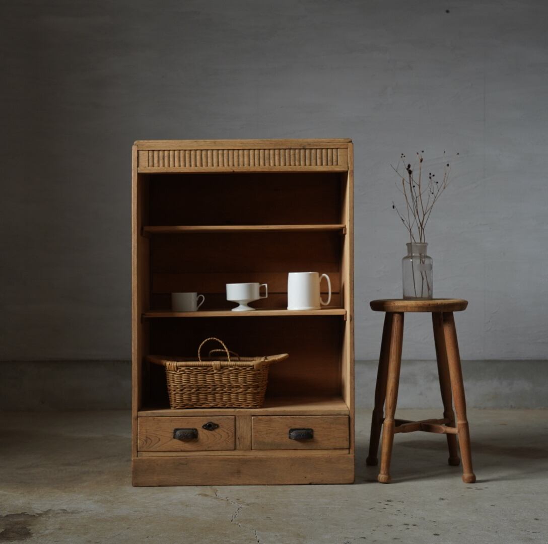 引き出しのついた木製棚