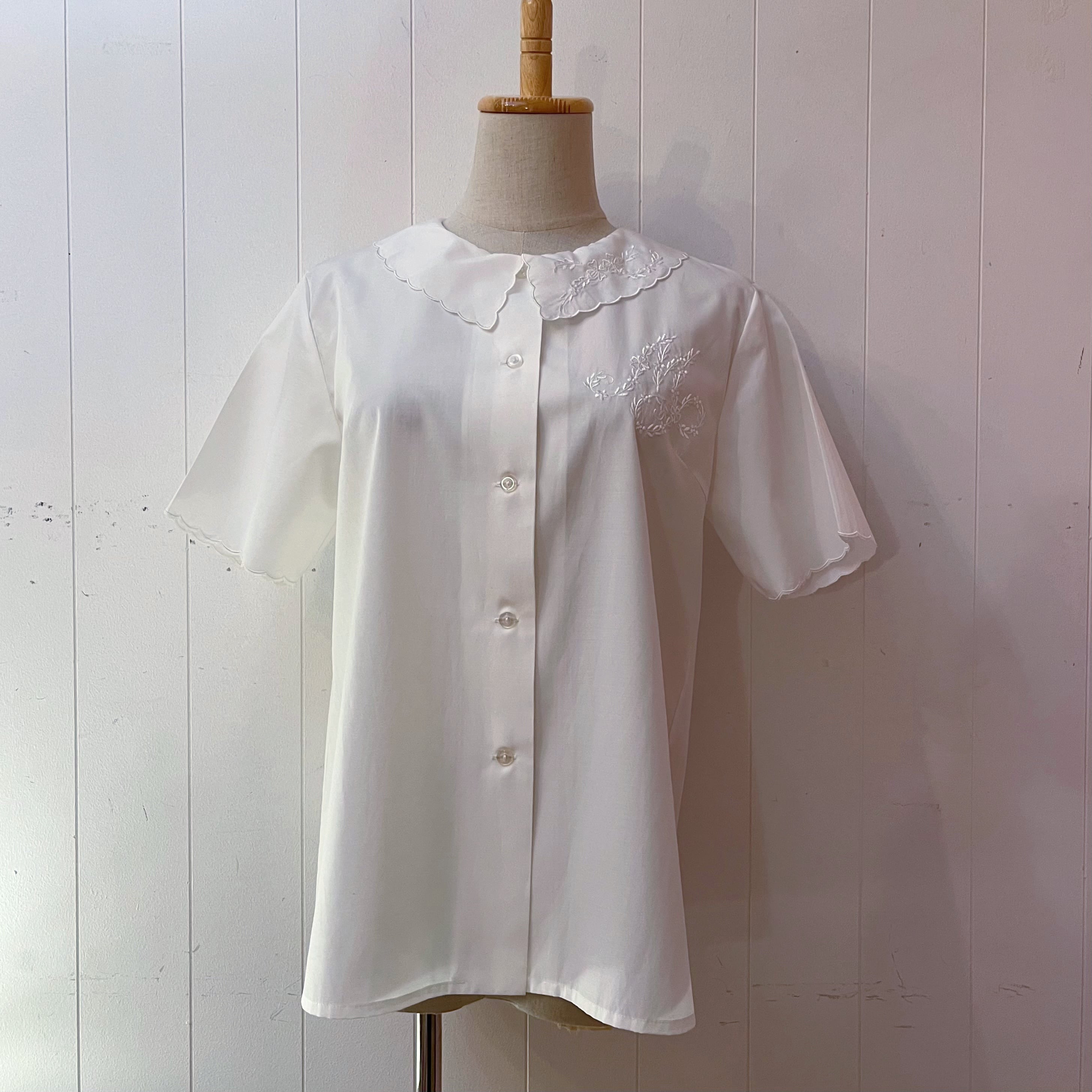 flower embroidery scallop white blouse