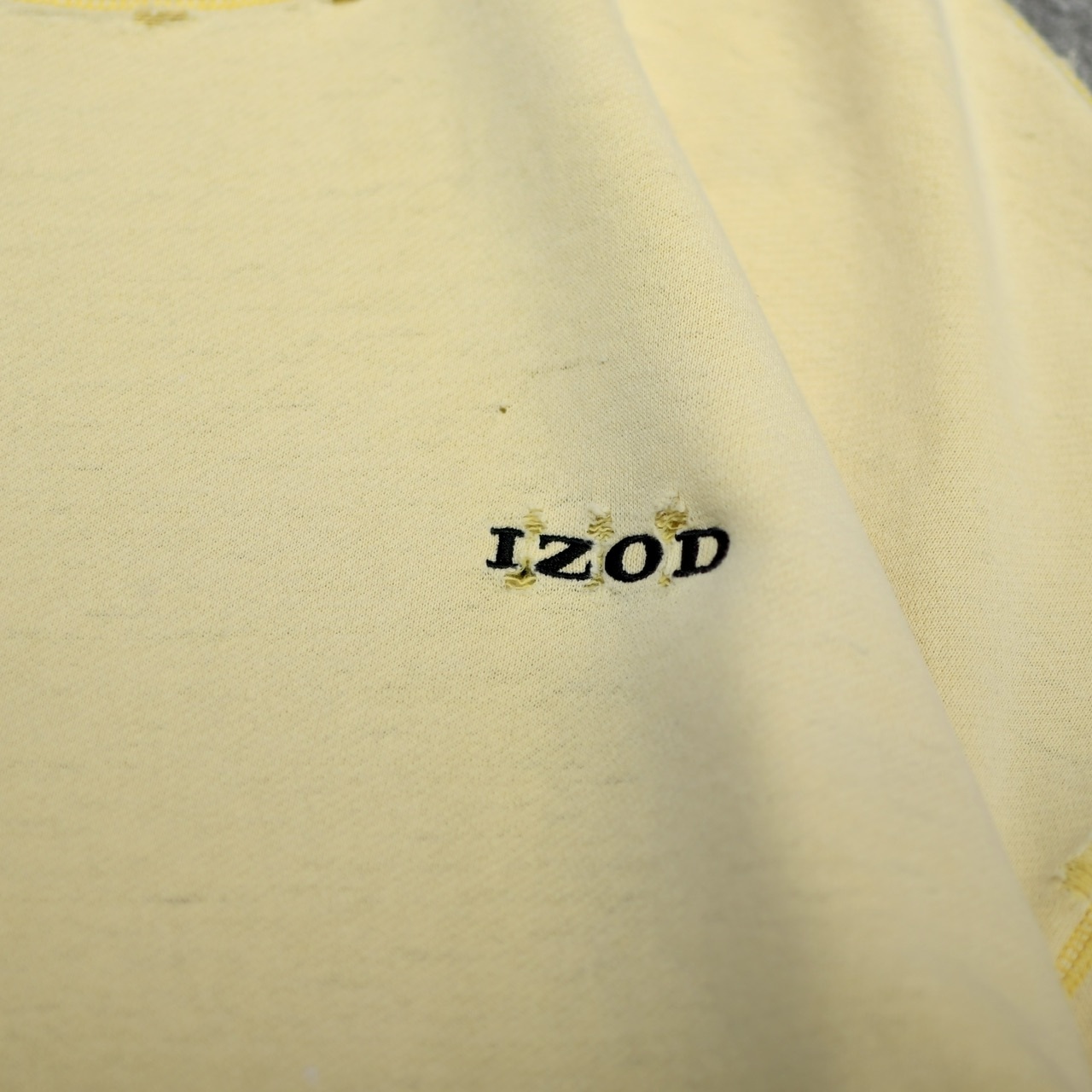IZOD fade boro sweat yellow