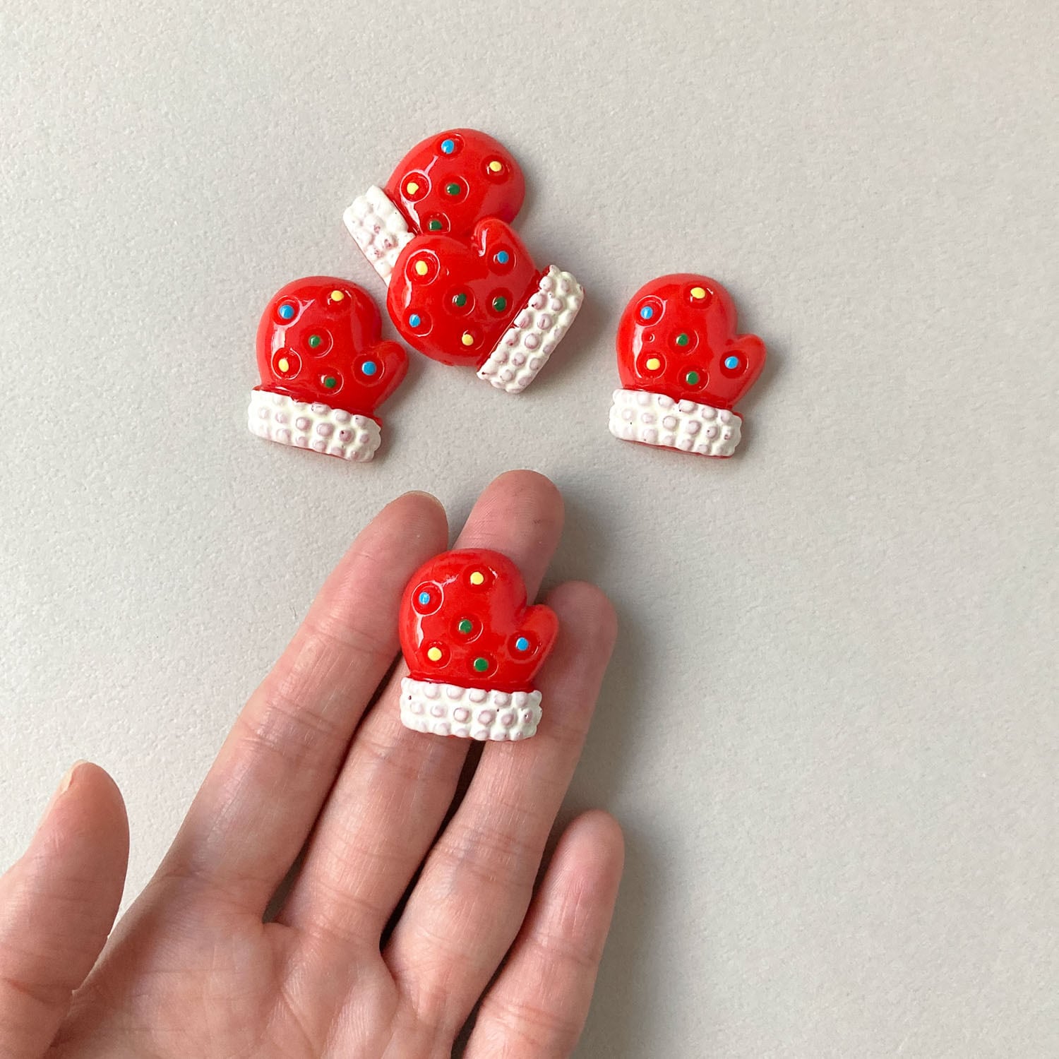 ドット模様赤い手袋のデコパーツ