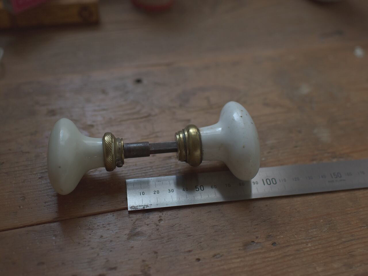 白の陶器製の楕円型ドアノブパーツ フレンチアンティーク