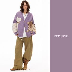 冬の森で寄り添う二匹の猫たちのふわもこカーディガン E00613