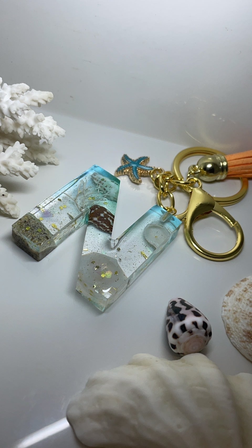 菜々美 海のイニシャルキーホルダー ブルーとエメラルドグリーン 沖縄OceanPinkレジンイニシャルキーホルダー その他雑貨 美ら海