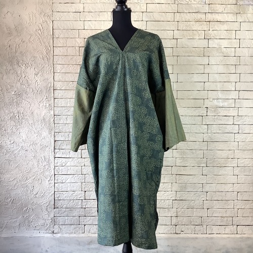 深緑色に落ち着きのある幾何学模様　絹100％紬　長袖ワンピース　21OP027