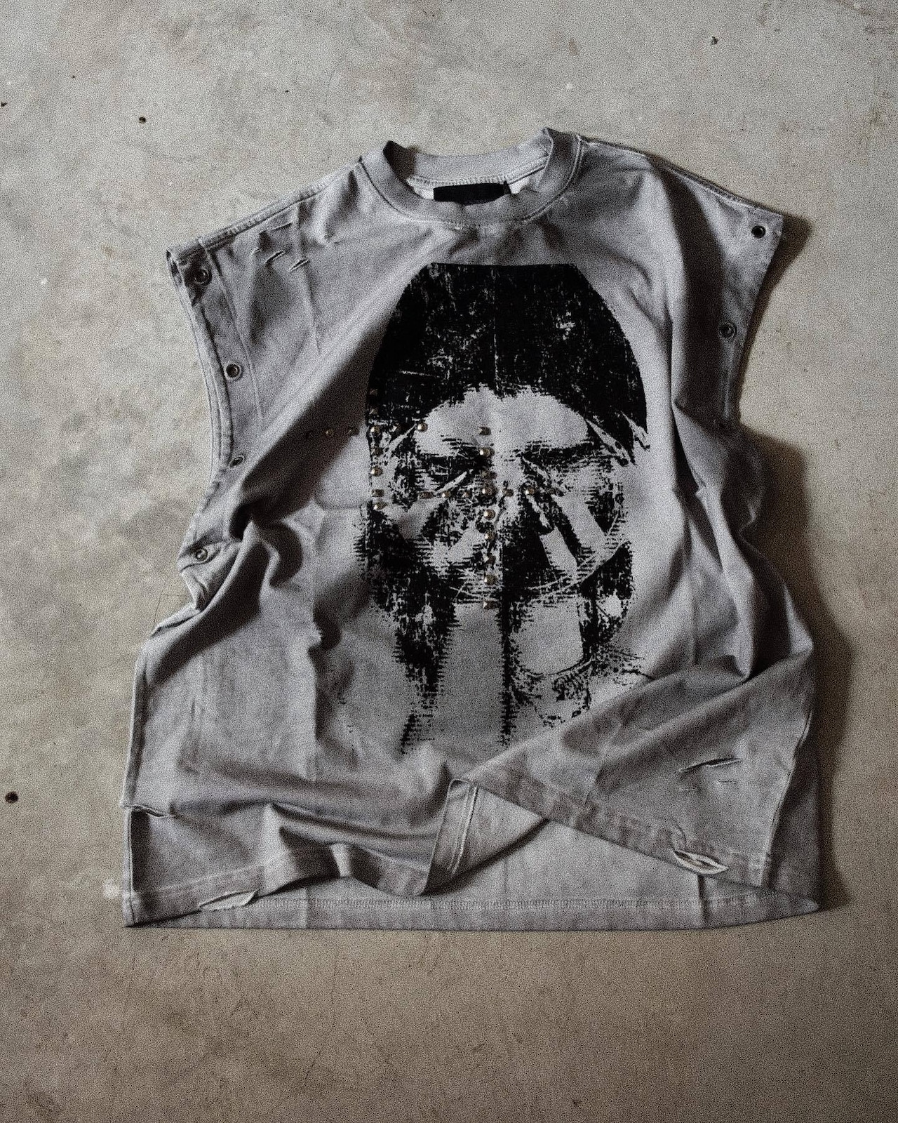 【TH4SWE】Dark Graphic Studded Distressed Tank Top