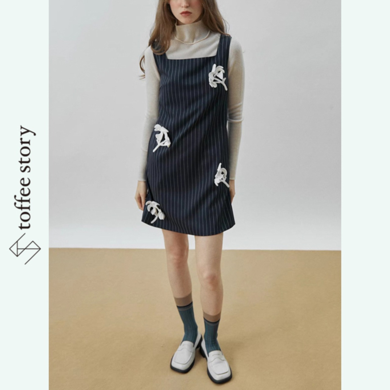 白花が踊る線の余白：サスペンダーワンピース《XU0282》