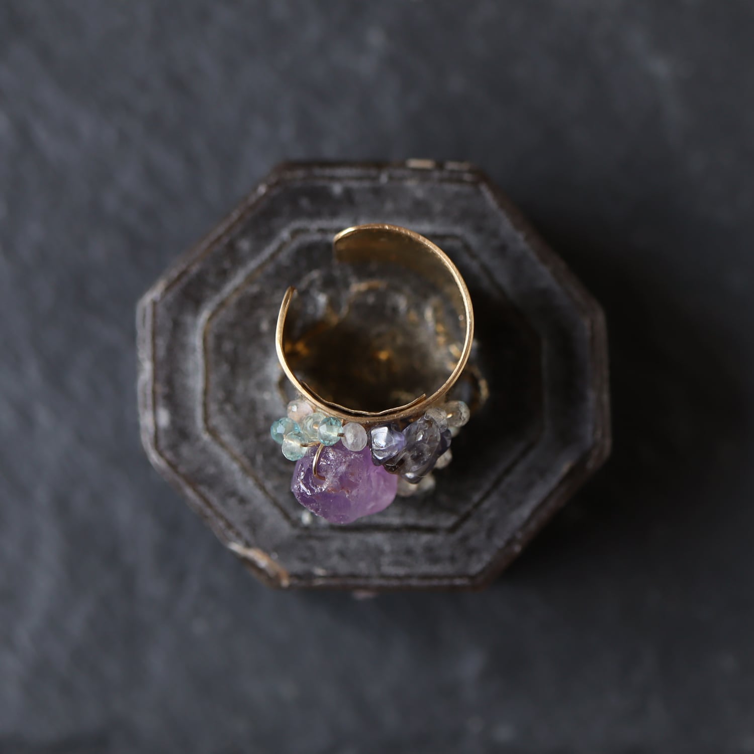 原石アメジストと鉱物結晶の真鍮幅広イヤーカフ | witch/花石:鉱物植物
