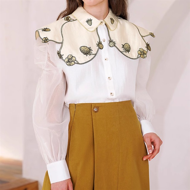 イチゴ刺繍ビッグカラーブラウス　10924