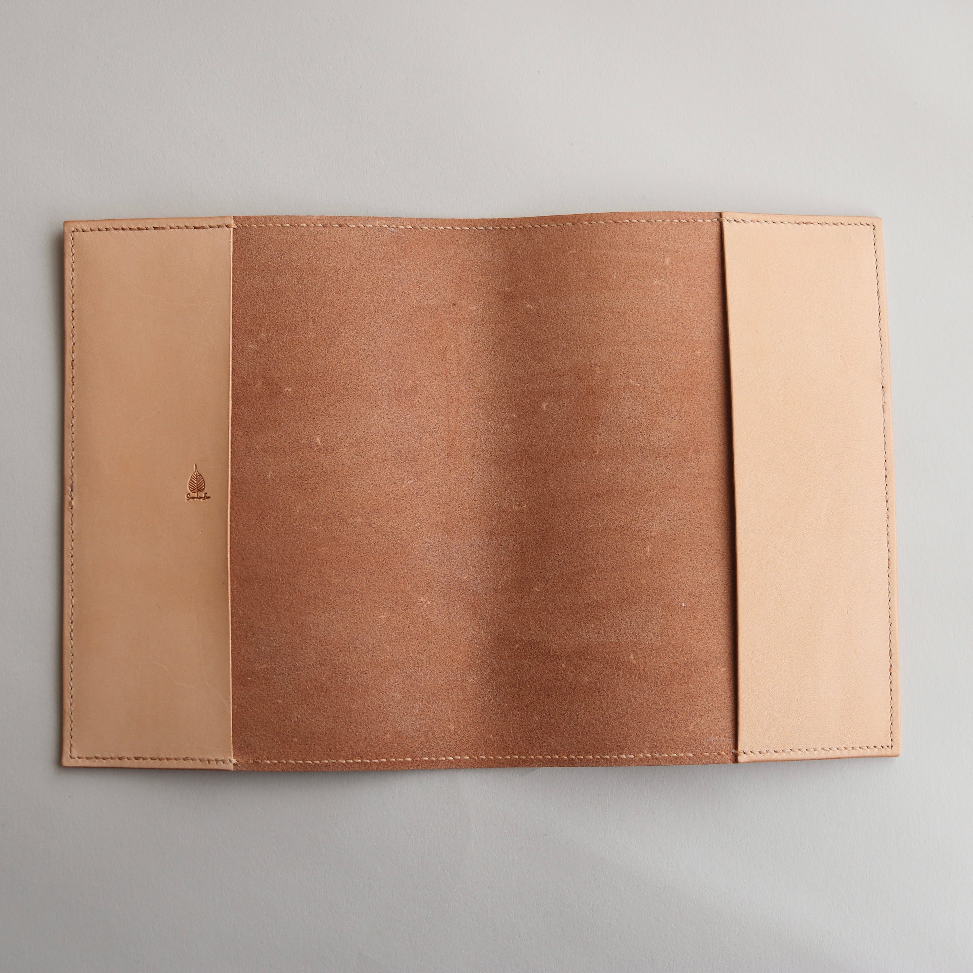 読書がしたくなる」ヌメ革のソフトカバー単行本ブックカバー | 草木染