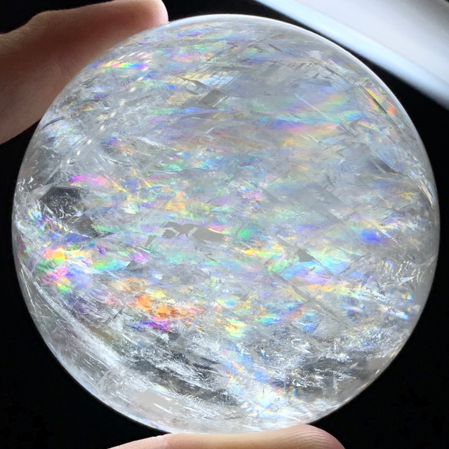 まるでレインボーが閉じ込められたかの様なスーパーレインボー大玉ホワイトカルサイトスフィア