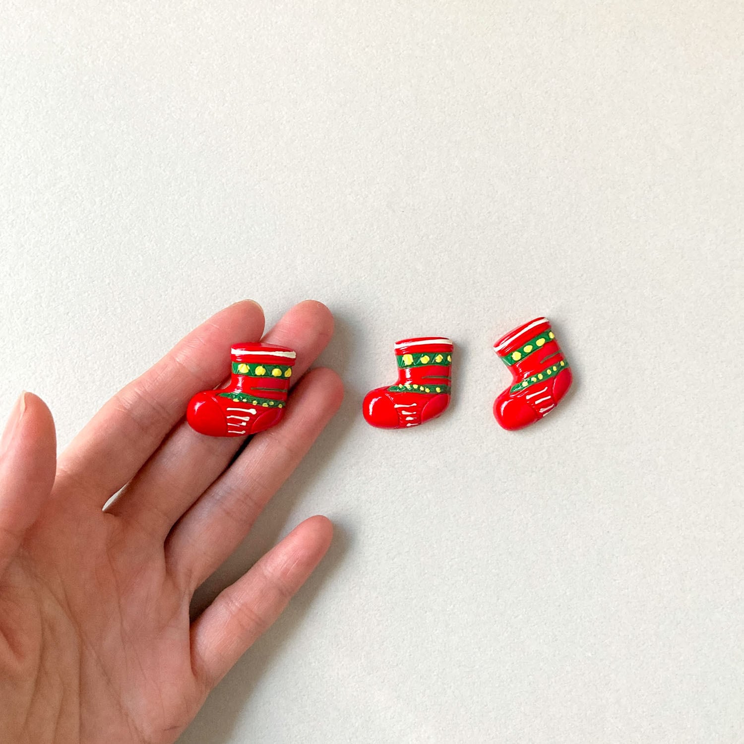 柄入り赤い靴下のデコパーツ