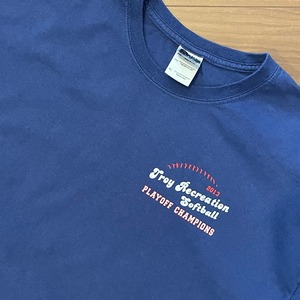 【GILDAN】ソフトボール プリント Tシャツ ワンポイント バックプリントX-Large us古着 アメリカ古着