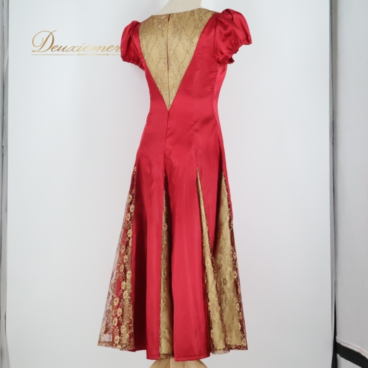 フラダンス 衣装 ワンピース ドレス レッド系 Laau Mana 日本製 ハワイアン アロハ レッスン 練習 フラ ダンス サテン レース 高級感 おしゃれ 上品 かわいい 大人っぽい 光沢感 ラメ ゴールド系 赤 金 フラダンス ドレス サテン衣装 高級 フラ レッスン 用 おしゃれ ワンピース レディース フラ姿 フラの衣装 パーティー服 かわいい 赤いドレス ゴールド レース アロハスタイル 上品な衣装 優雅なデザイン