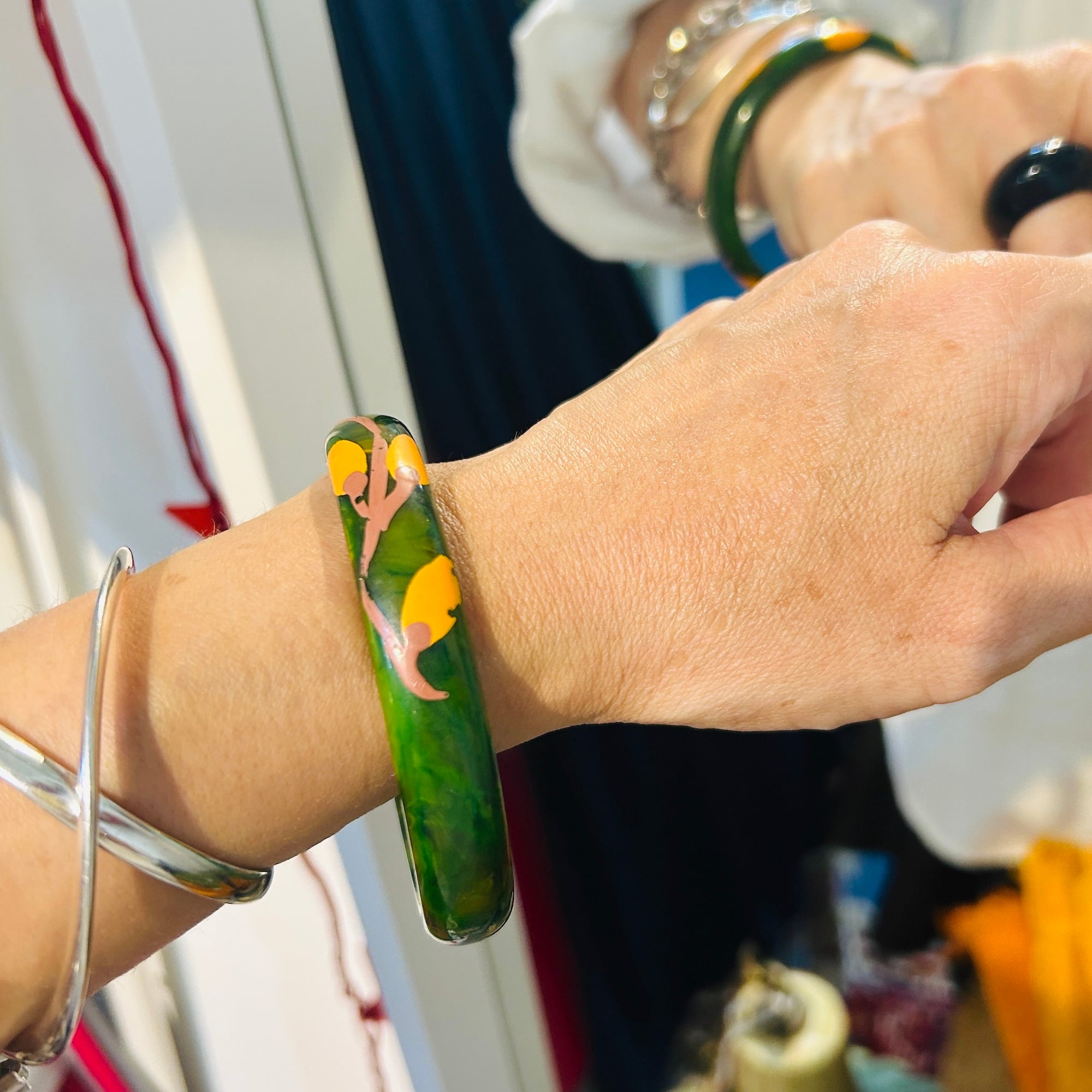 ビンテージ　ベークライト　グリーン系バングル2個セット BAKELITE Hand painted Spinach Green バングル | Milo Antiques & Vintage