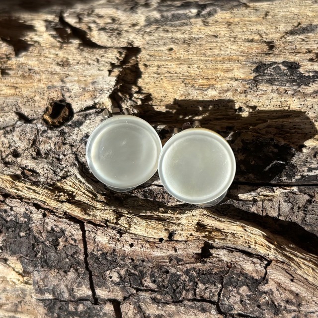 マザーオブパール イヤリング tiny moon 白蝶貝 [ステンレス金具使用]