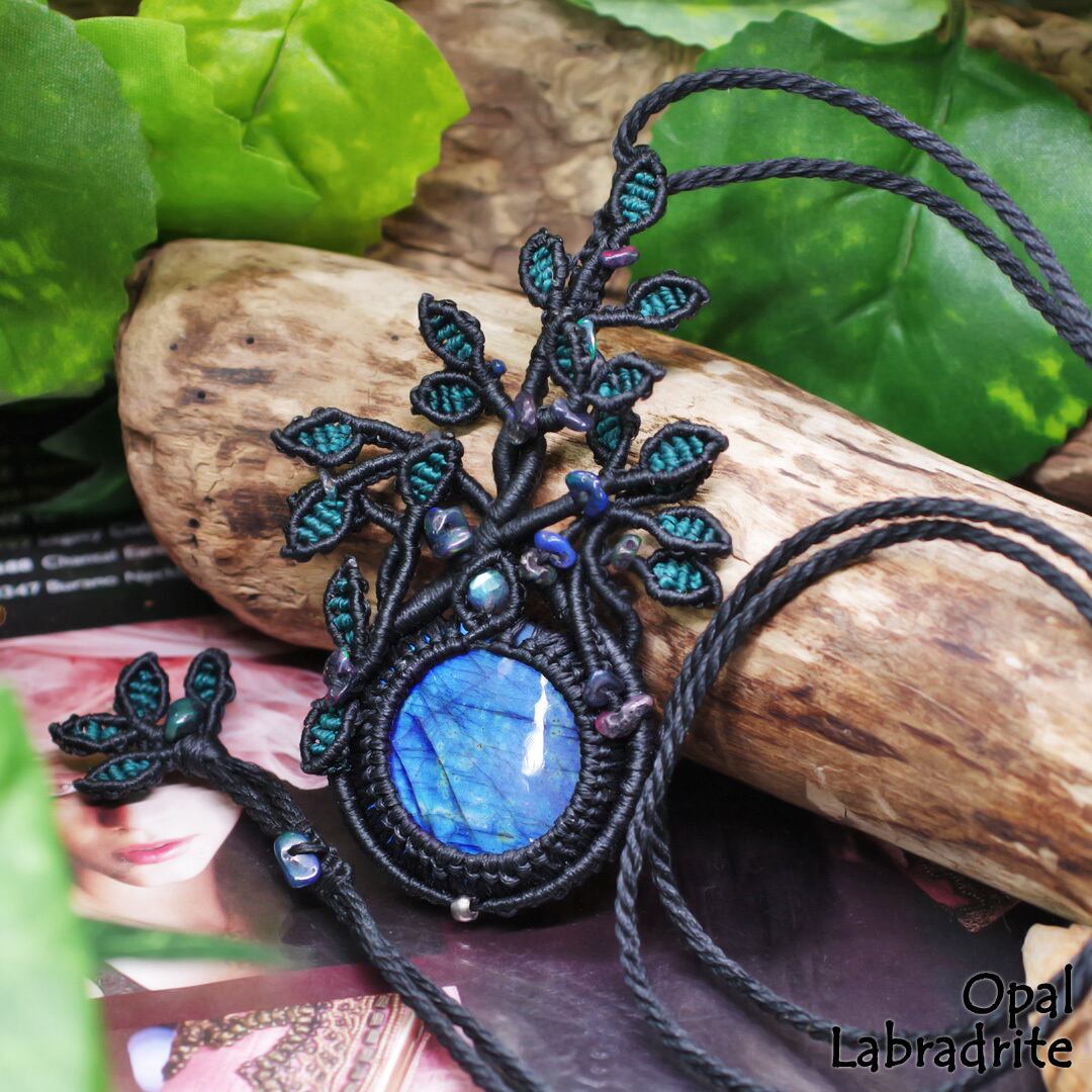 宝石質オパールのマクラメネックレス