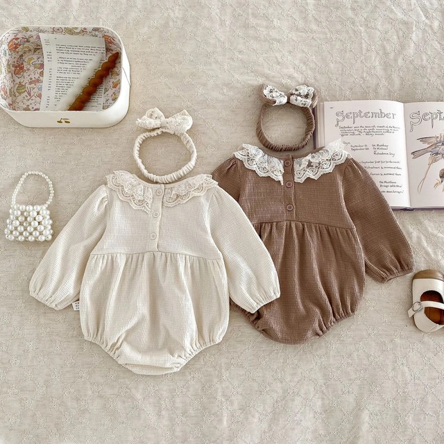 【取寄】レースが目を惹くレースカラーのワッフルロンパース