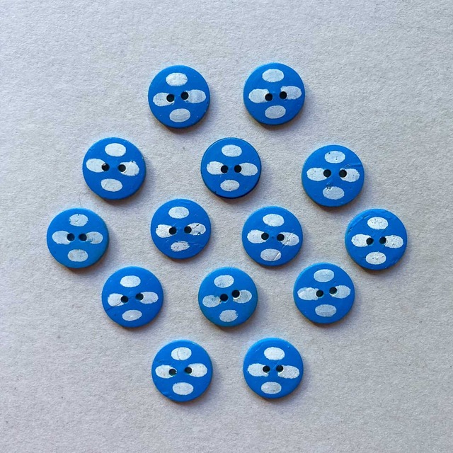 ココナツボタン 青×白いドット（15mm）