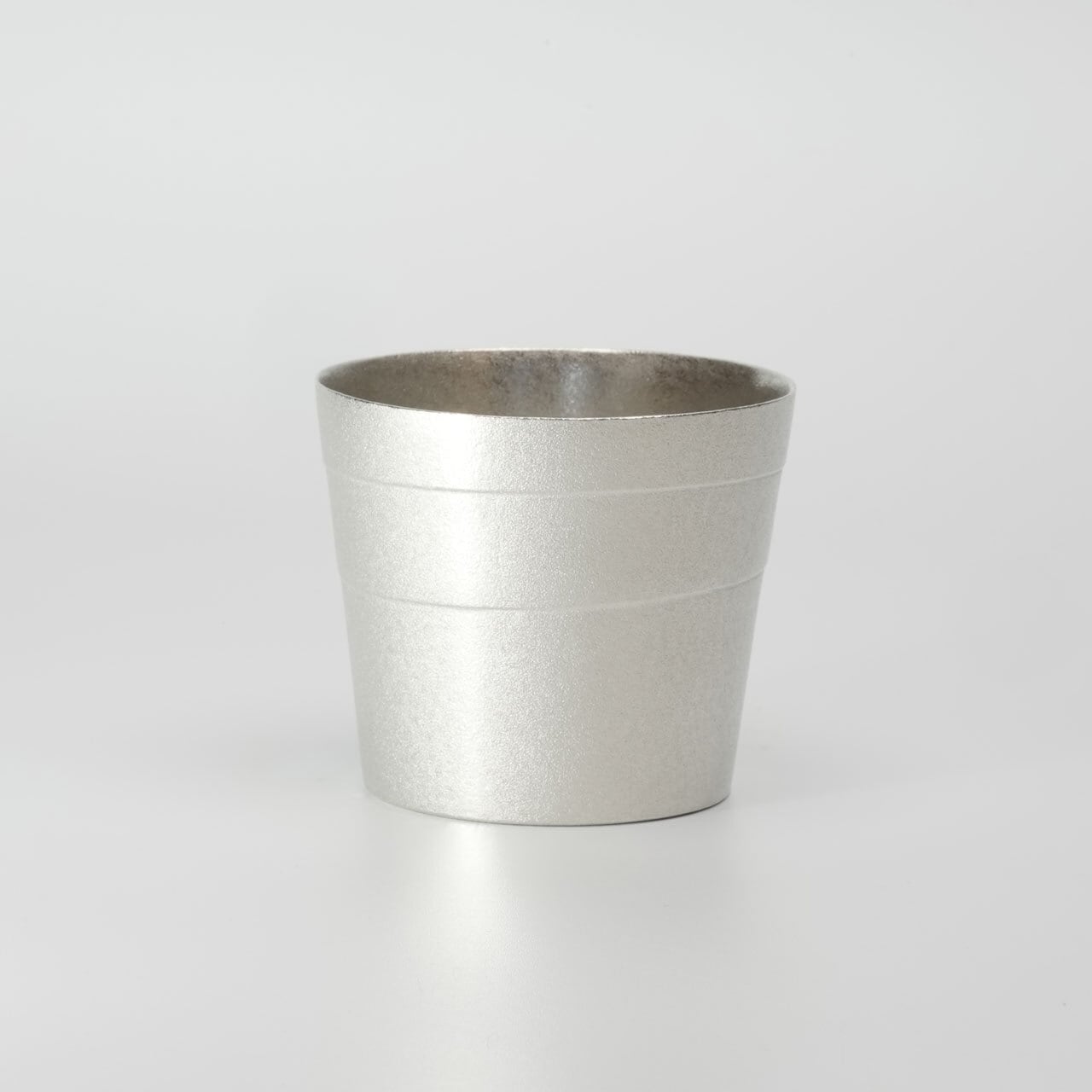 錫製の酒器／そば猪口》静波 そば猪口｜銀雅堂 | 生活を楽しむ専門店