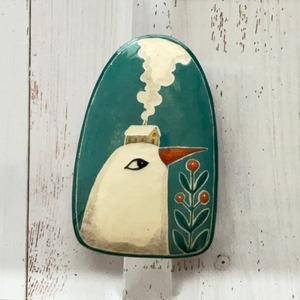 at874 リトアニア直輸入　陶器のピンバッジ（鳥と家）