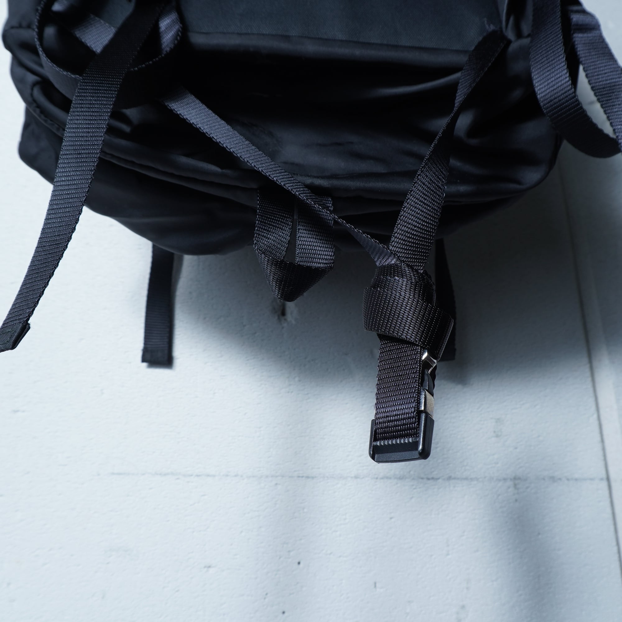 PRADA】プラダ ”V136”三角プレートロゴバックパックNERO black | MIXHIVE